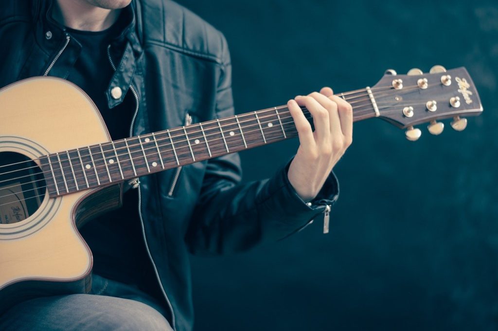 Cadeau pour guitariste : TOP 5 des idées cadeaux