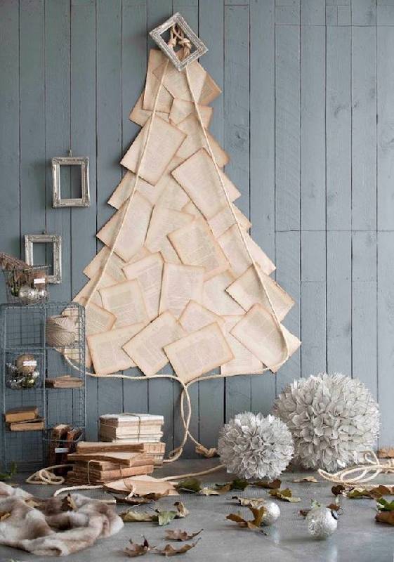 Un arbre de Noël au mur avec des pages de livre