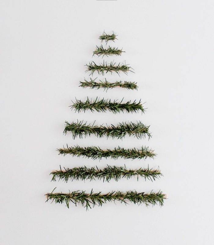 Un sapin de Noël sur un mur minimaliste et sans ornements