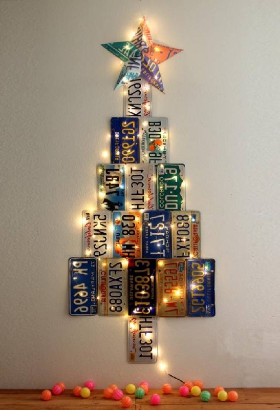 Arbre de Noël avec plaques de voiture