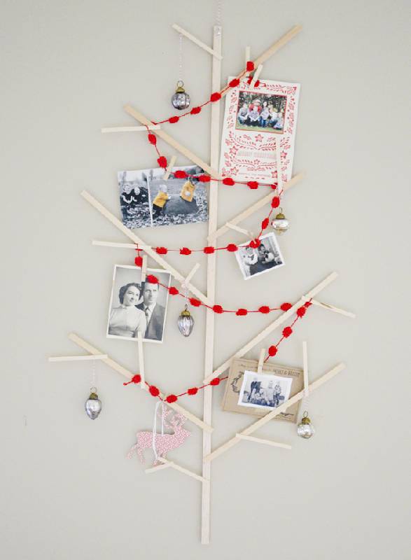 Décoration de l'arbre avec photos, pompons et cartes