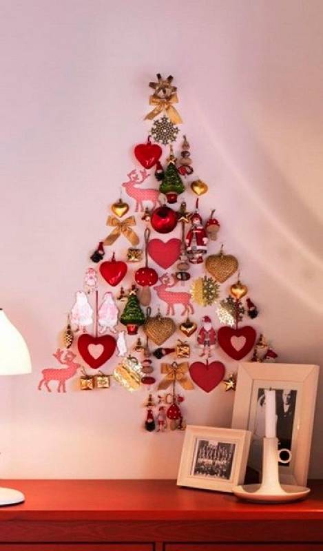 Les décorations de Noël forment l'arbre de Noël sur le mur